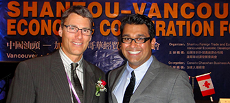Mayor Gregor Robertsoin with Mo Amir at the Shantou-Vancouver Economic Exchange Forum